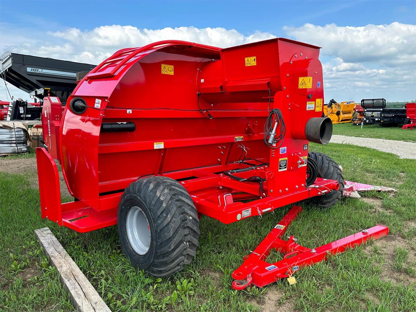 2024 Akron GTT4010 Equipment Image0