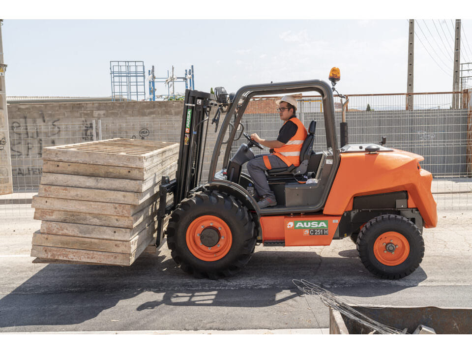 Main image Ausa C251H