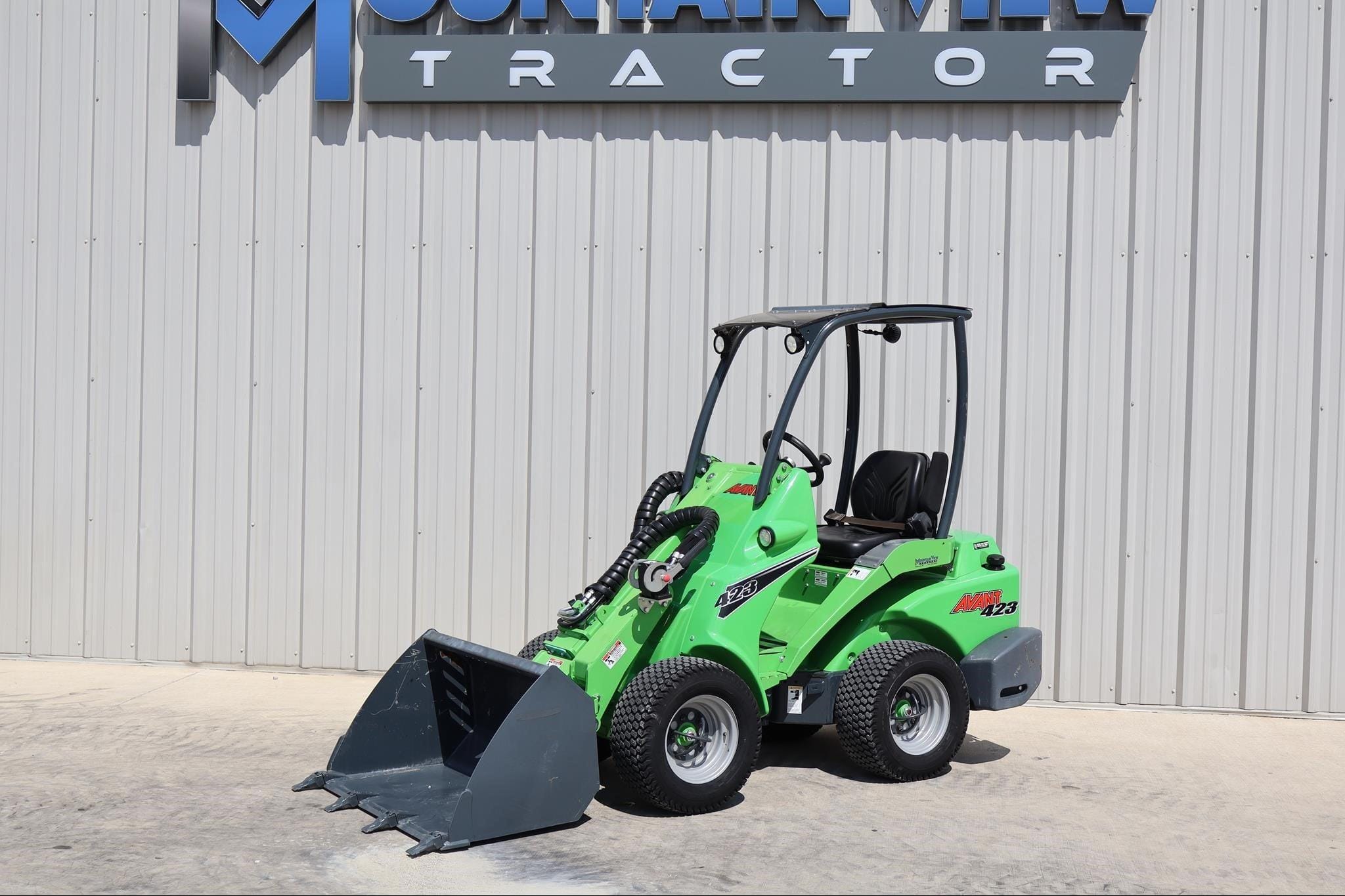 2023 AVANT 423 Equipment Image0