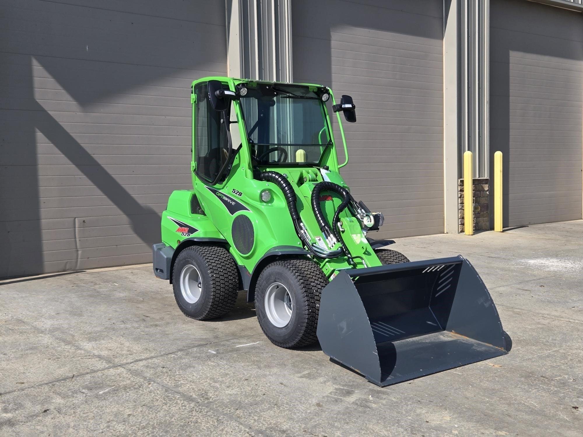 2023 AVANT 528 Equipment Image0