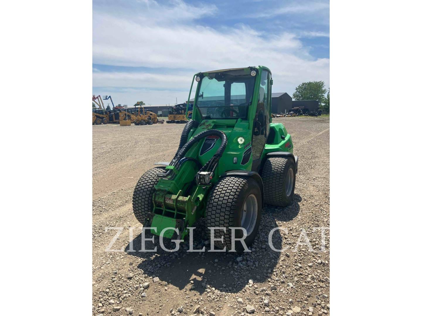 2023 AVANT 860i Equipment Image0