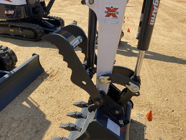Image of Bobcat E32i equipment image 4