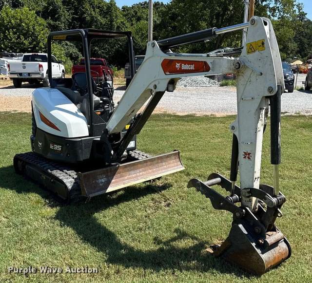 Image of Bobcat E35 equipment image 2