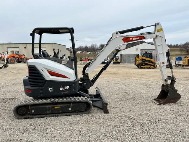Image of Bobcat E35 equipment image 4