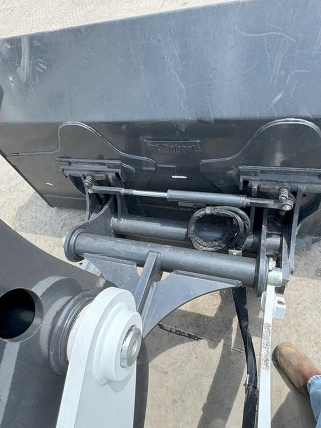 Image of Bobcat L85 equipment image 4