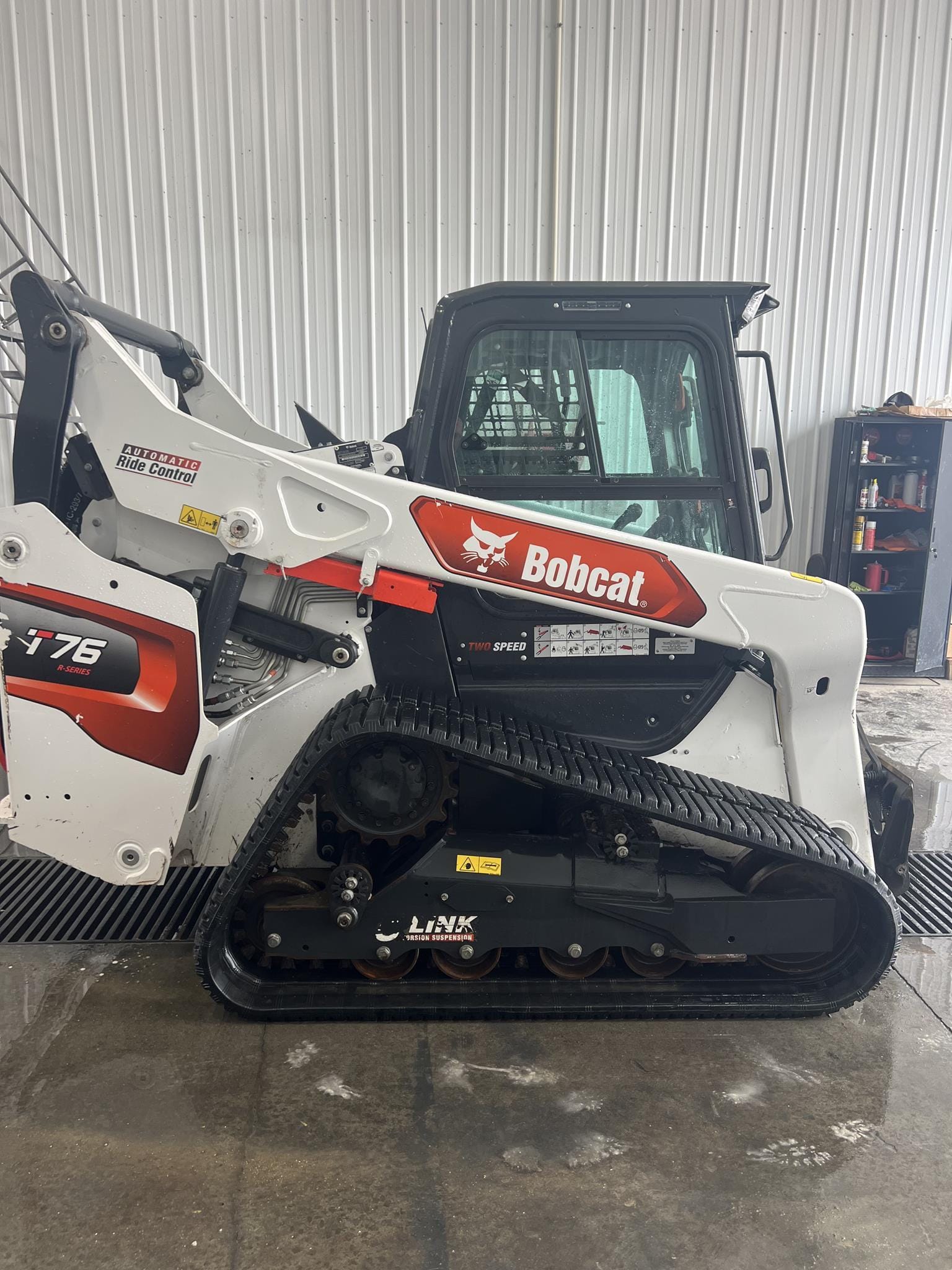 Main image Bobcat T76