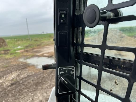 Image of Bobcat T870 equipment image 3