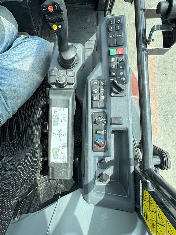 Image of Bobcat L85 equipment image 4