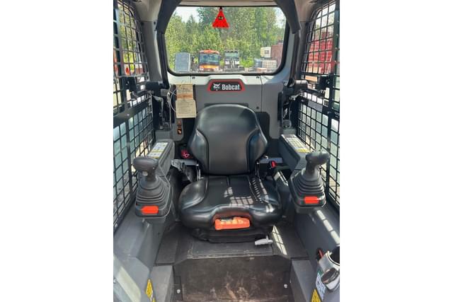 Image of Bobcat T62 equipment image 4