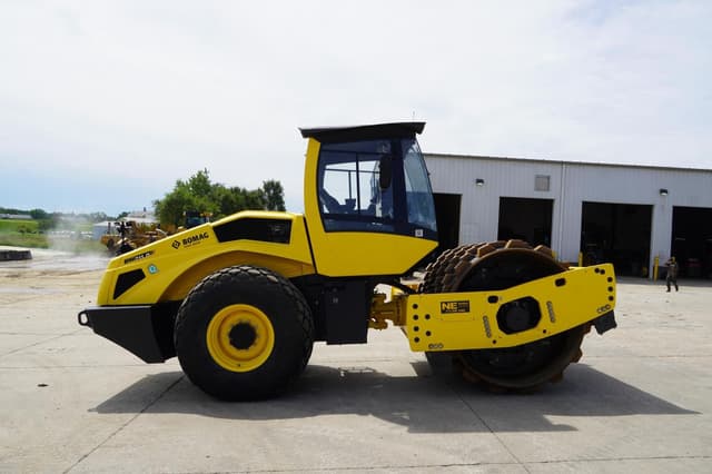 Image of Bomag BW211D-5 equipment image 4