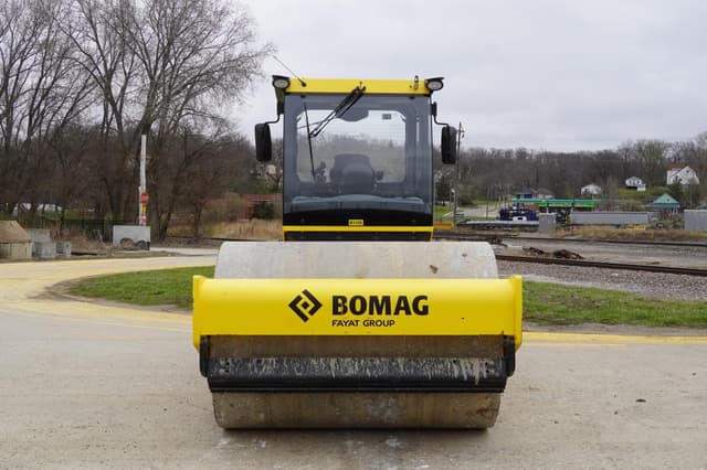 Image of Bomag BW211D-5 equipment image 3