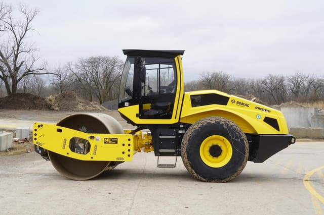 Image of Bomag BW211D-5 equipment image 1