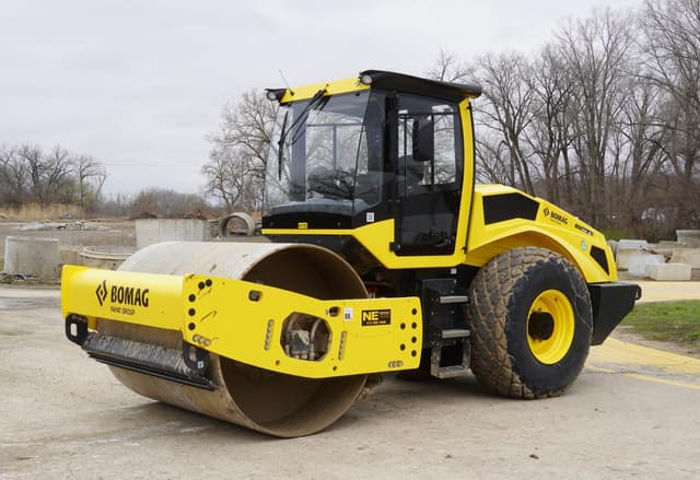 Image of Bomag BW211D-5 equipment image 2
