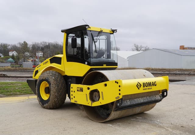 Image of Bomag BW211D-5 equipment image 4