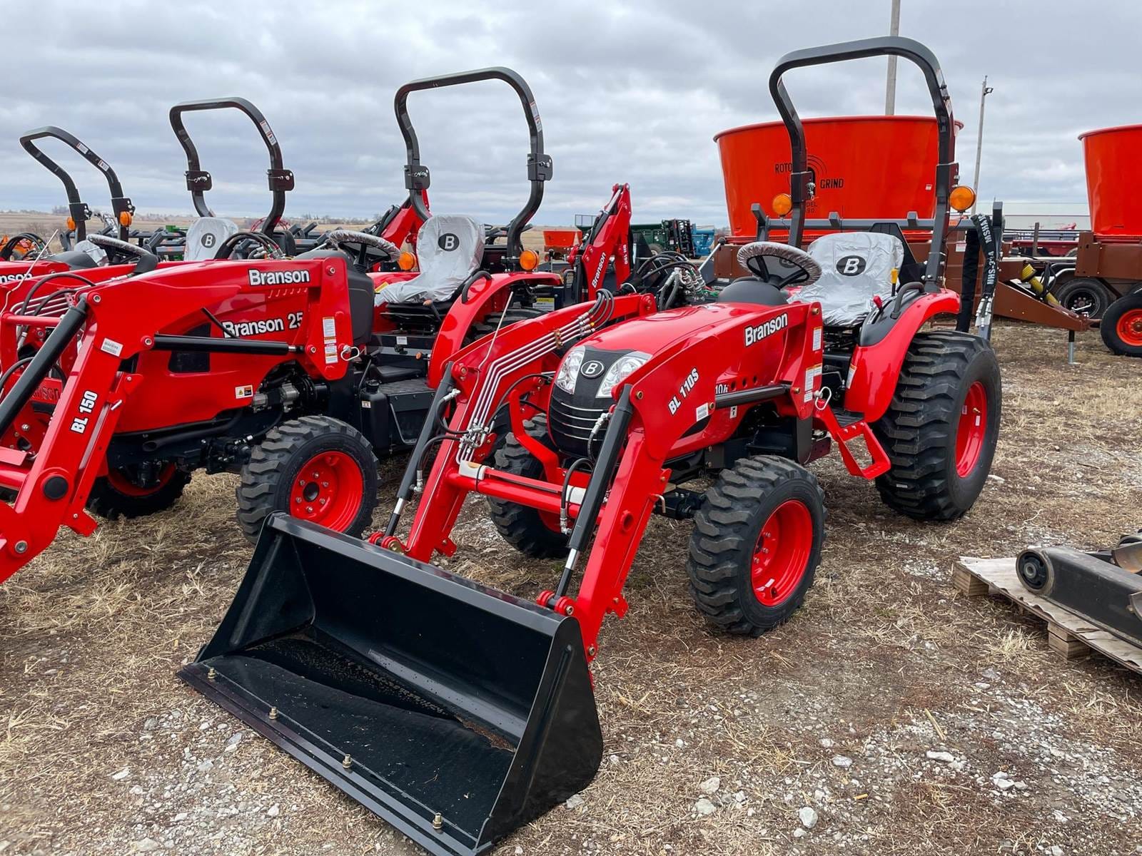 2024 Branson 2610h Equipment Image0