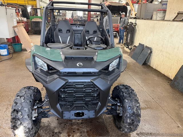 Image of Can-Am Commander 700 equipment image 1