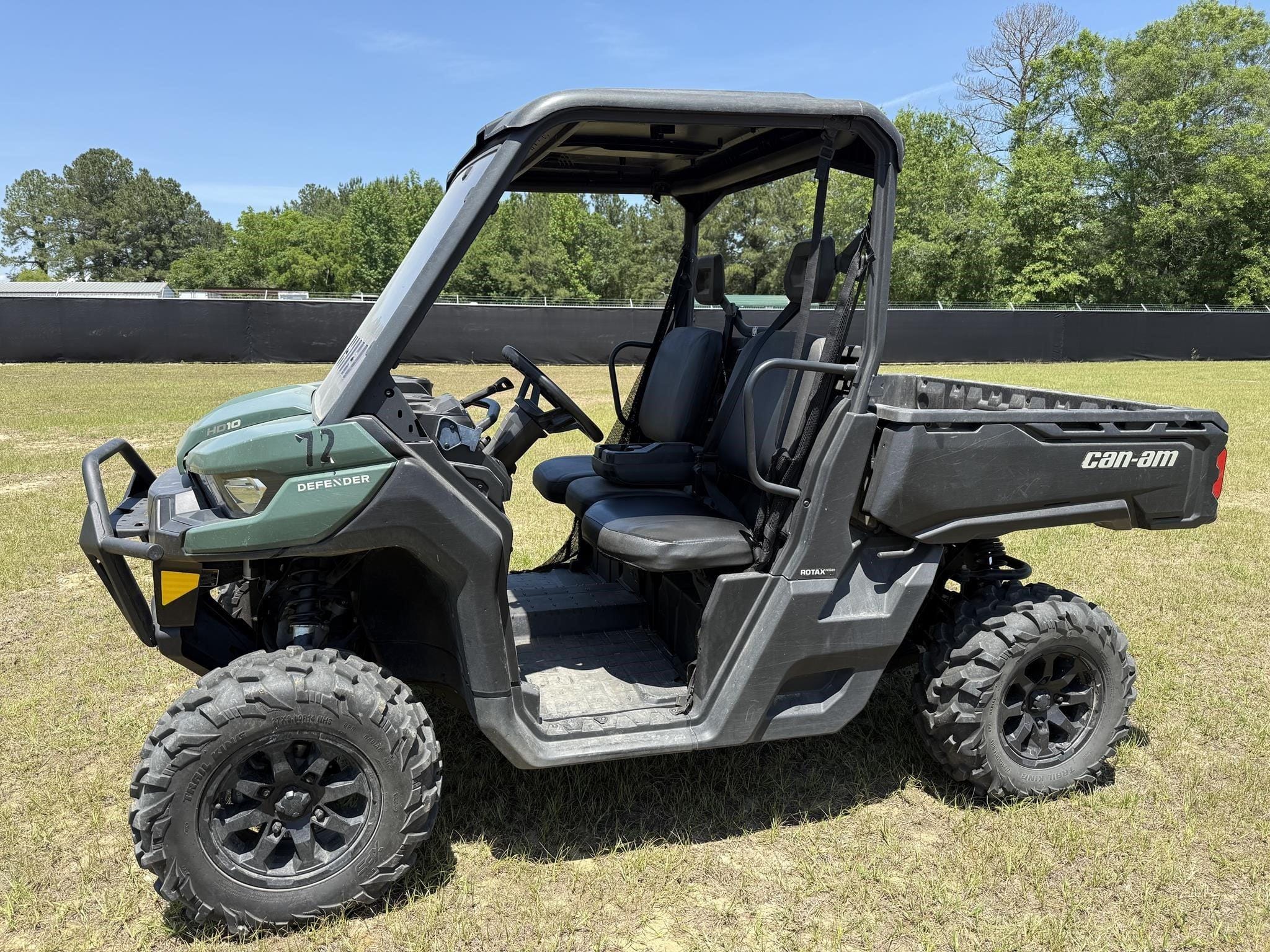 2023 Can-Am Defender HD10 Equipment Image0