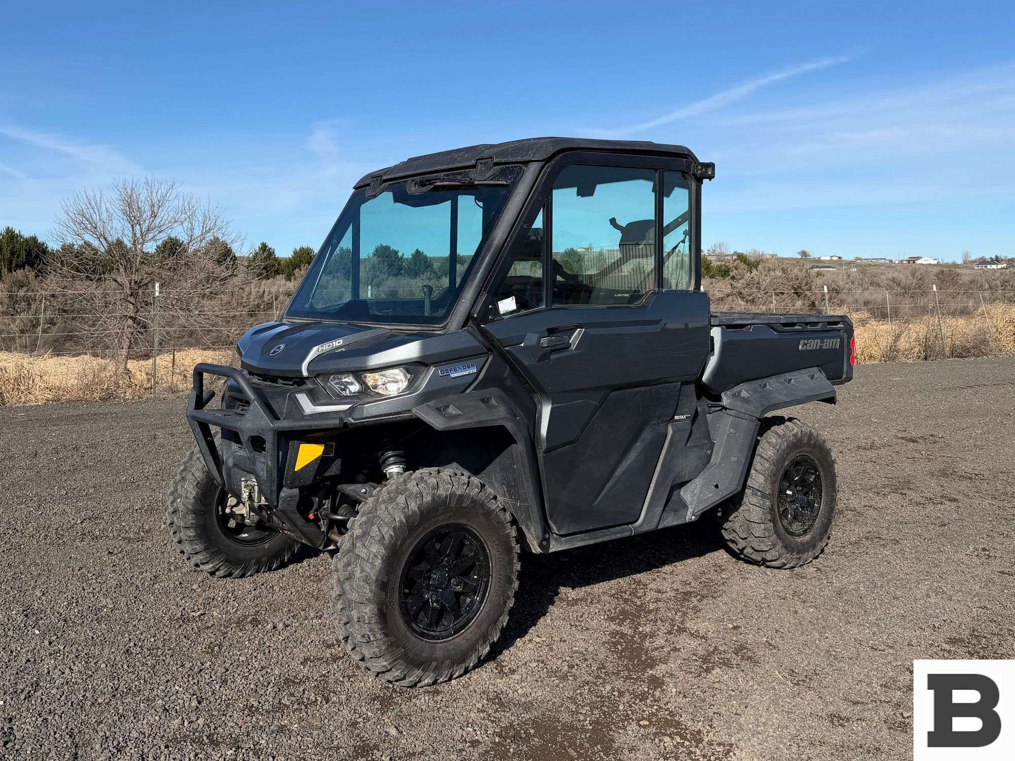 2023 Can-Am Defender HD10 Equipment Image0