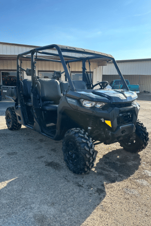2023 Can-Am Defender Equipment Image0