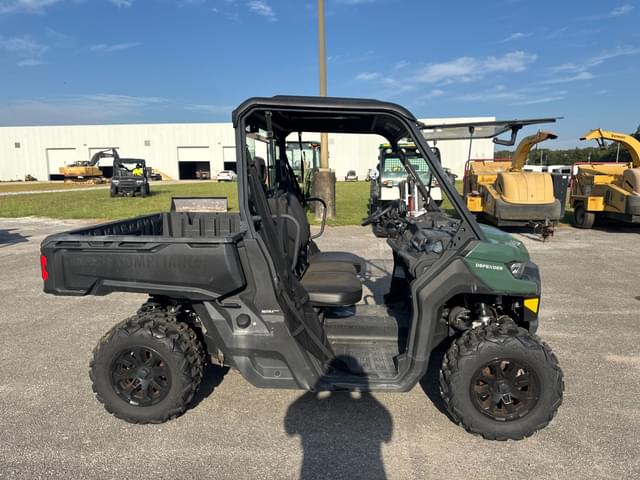 Image of Can-Am Defender equipment image 3