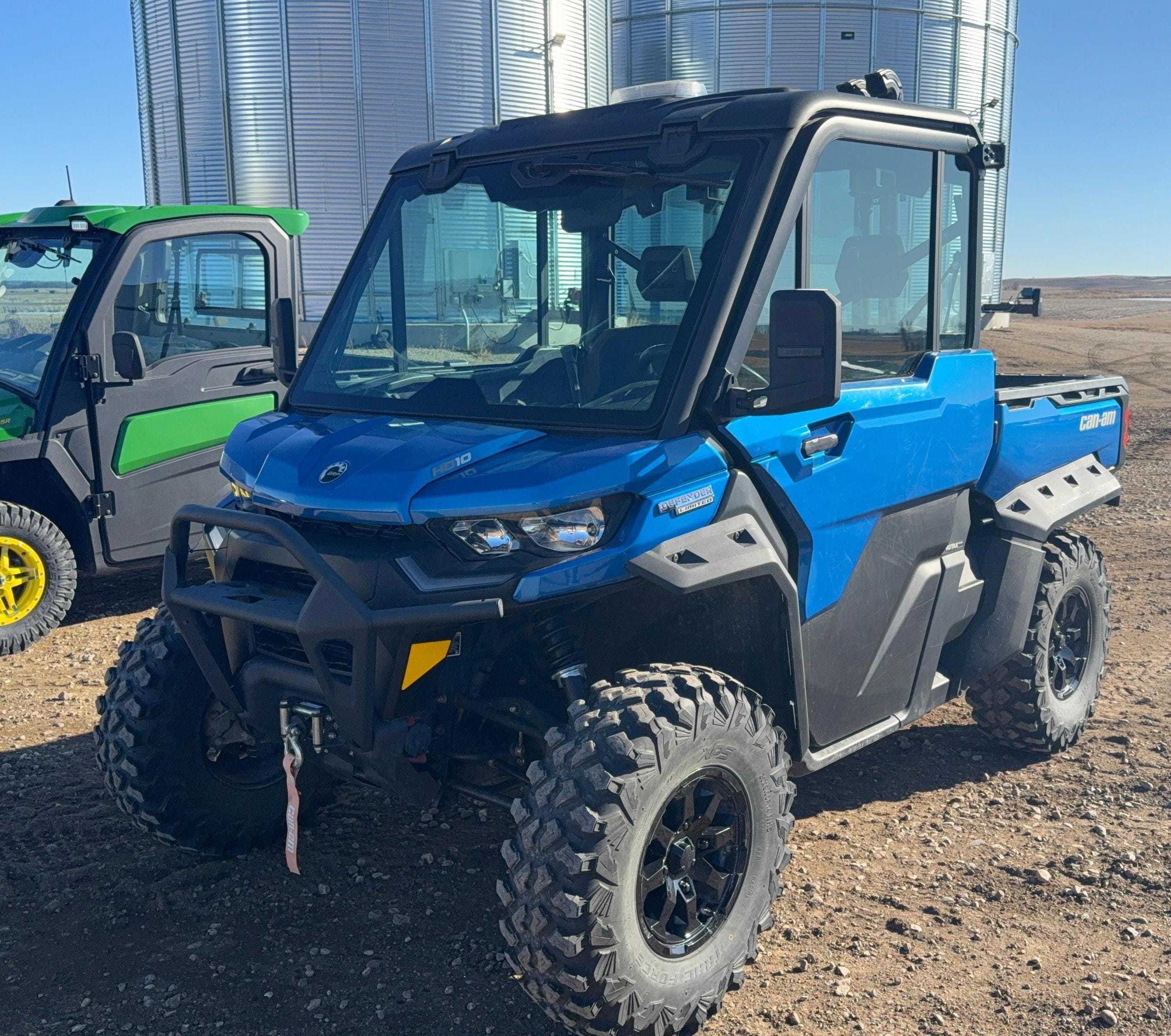 2023 Can-Am Defender HD10 Equipment Image0