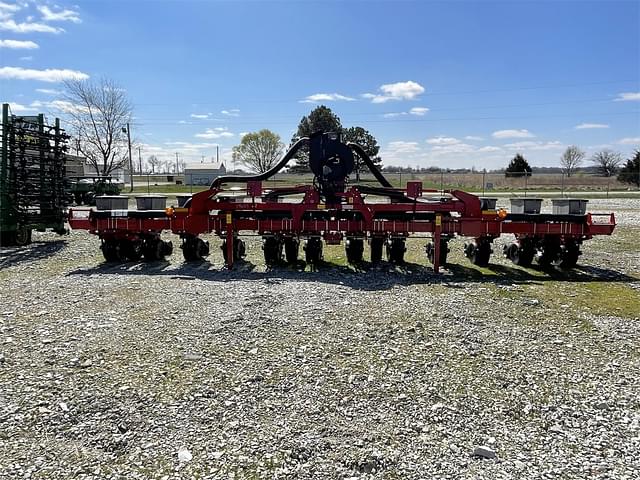 Image of Case IH 1235 equipment image 4