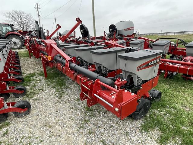 Image of Case IH 1235 equipment image 2