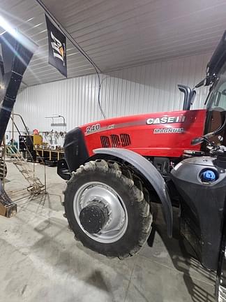 Image of Case IH Magnum 240 equipment image 2