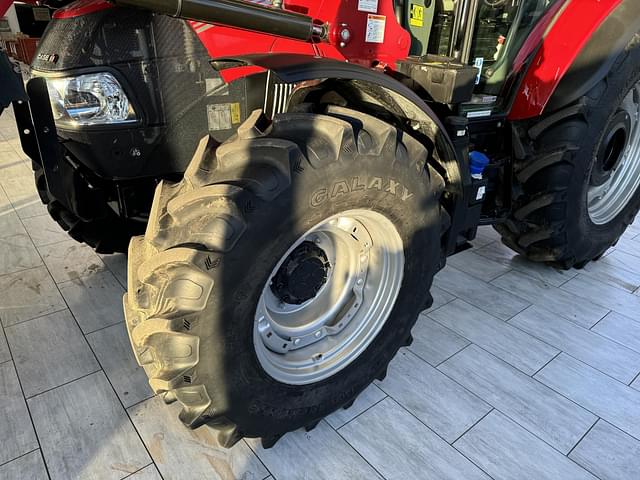 Image of Case IH Farmall 120C equipment image 3