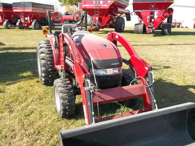 Image of Case IH Farmall 35A equipment image 1