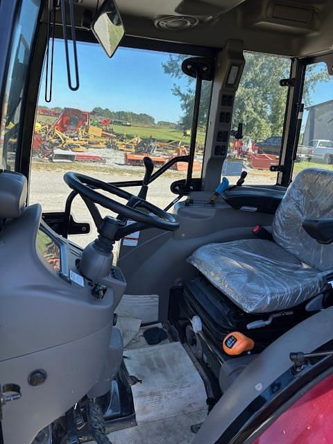 Image of Case IH Farmall 40C equipment image 4