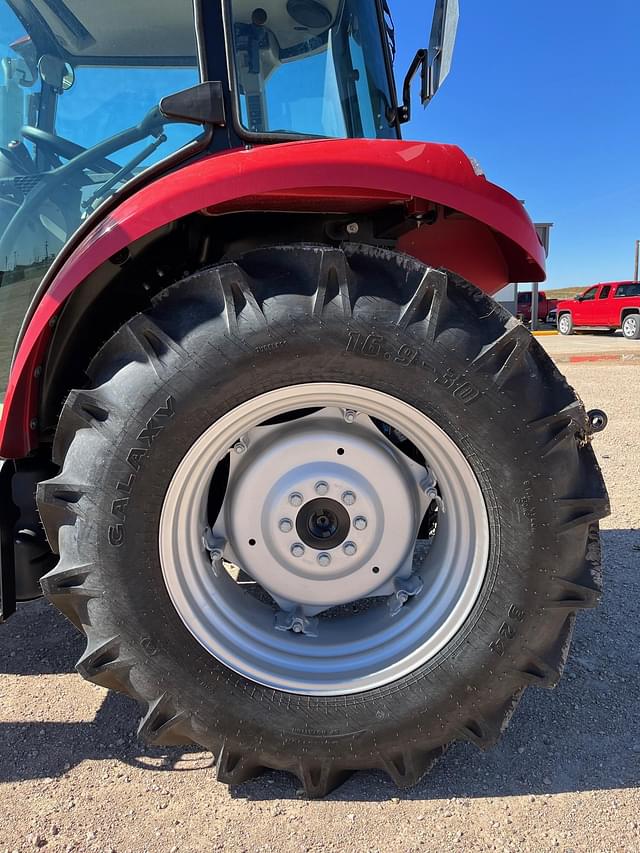 Image of Case IH Farmall 65C equipment image 2