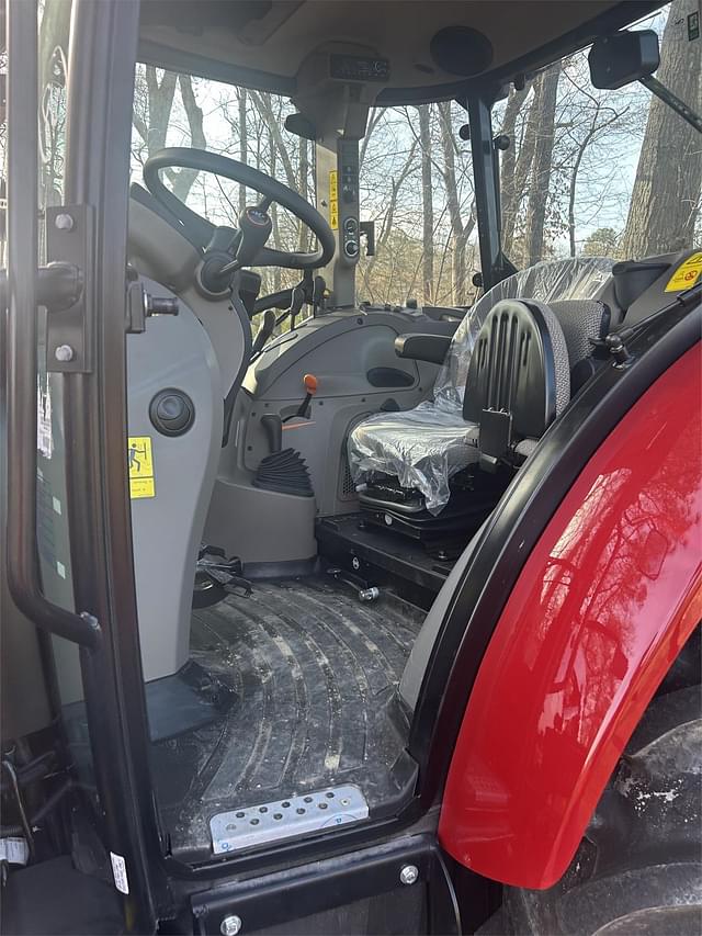 Image of Case IH Farmall 90C equipment image 3