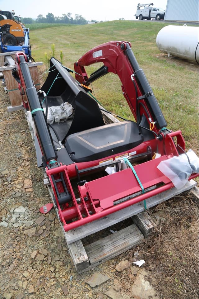 Image of Case IH L104 equipment image 4