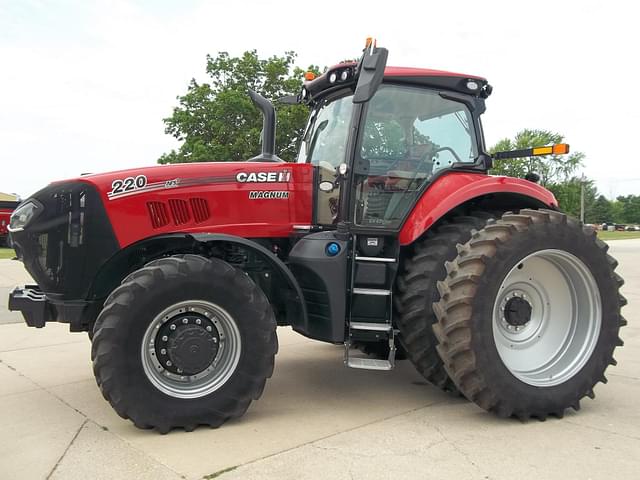 Image of Case IH Magnum 220 equipment image 4