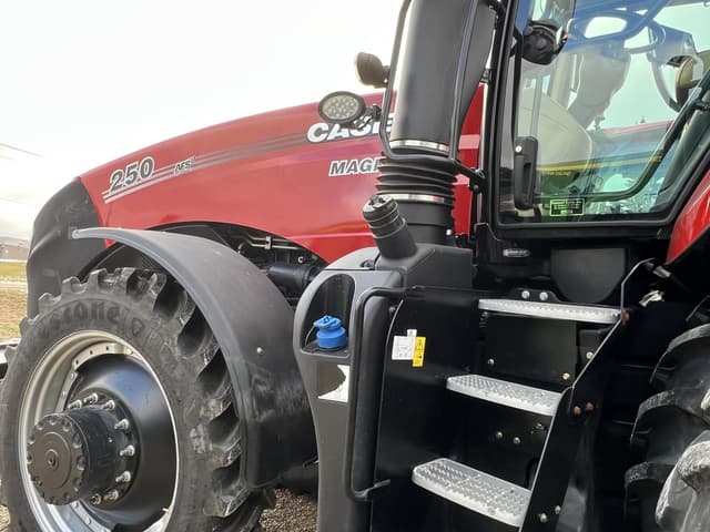 Image of Case IH Magnum 250 equipment image 2