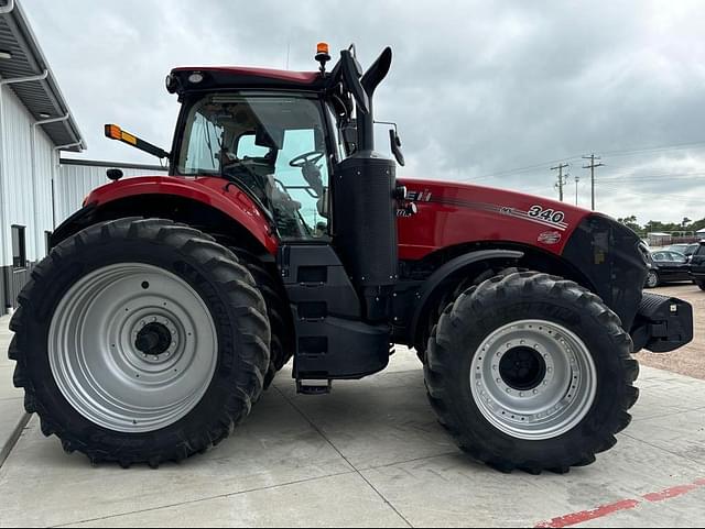 Image of Case IH Magnum 340 equipment image 4