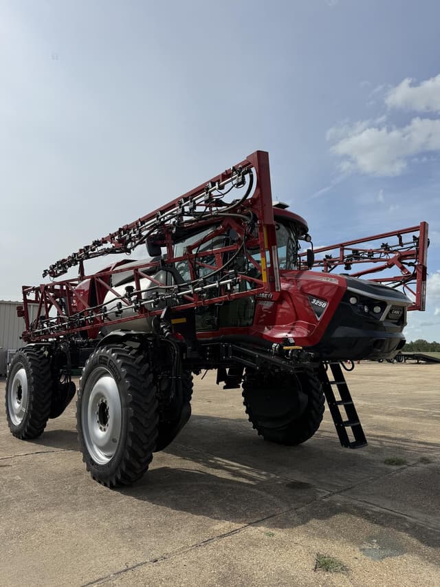 Image of Case IH Patriot 3250 equipment image 4