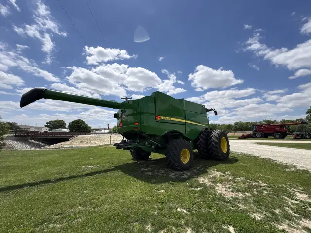 Image of John Deere S780 equipment image 2