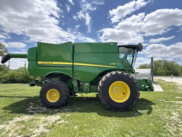 Image of John Deere S780 equipment image 1