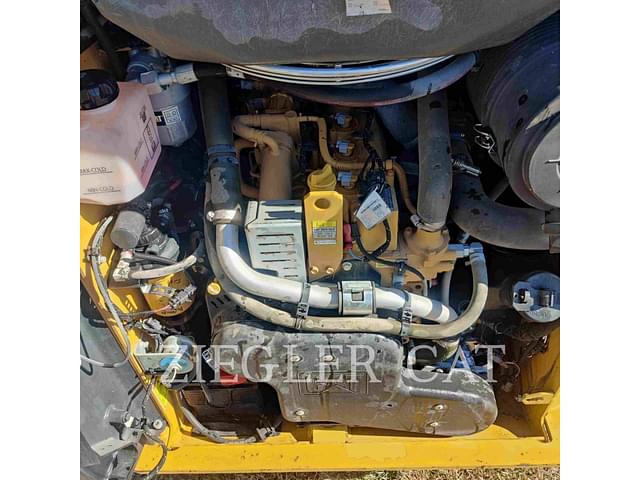 Image of Caterpillar 242D3 equipment image 2