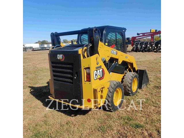 Image of Caterpillar 242D3 equipment image 2