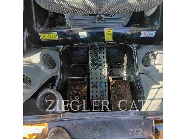 Image of Caterpillar 242D3 equipment image 2