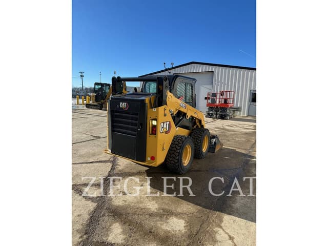 Image of Caterpillar 242D3 equipment image 2
