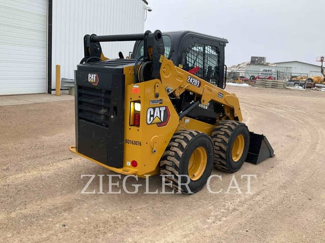 Image of Caterpillar 242D3 equipment image 2