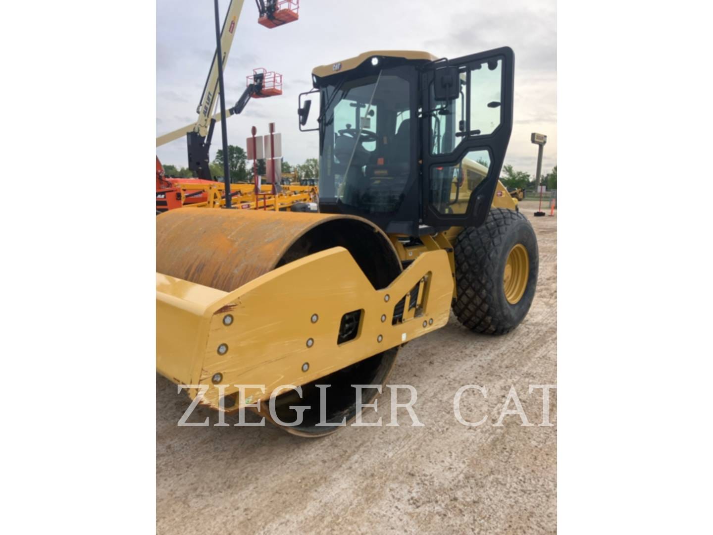 2023 Caterpillar CS10GC Equipment Image0