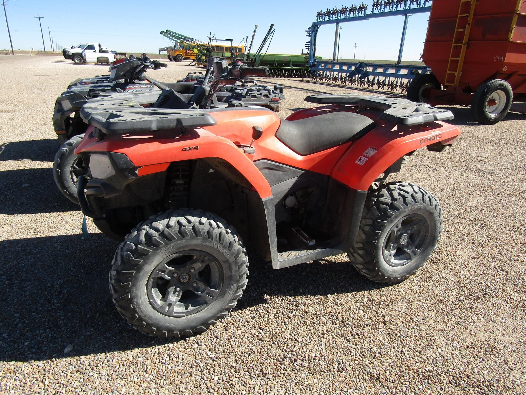 2023 CFMoto CForce 400 Equipment Image0