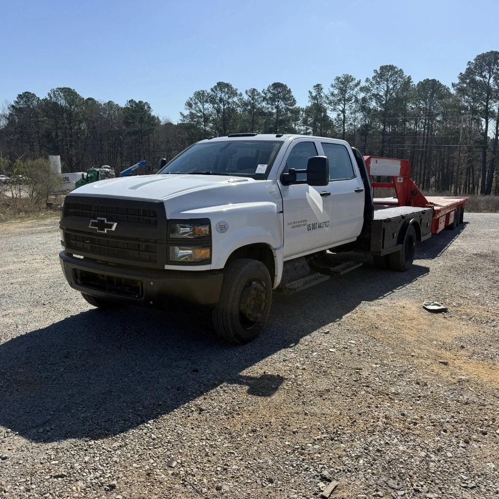 2023 Chevrolet 5500HD Equipment Image0