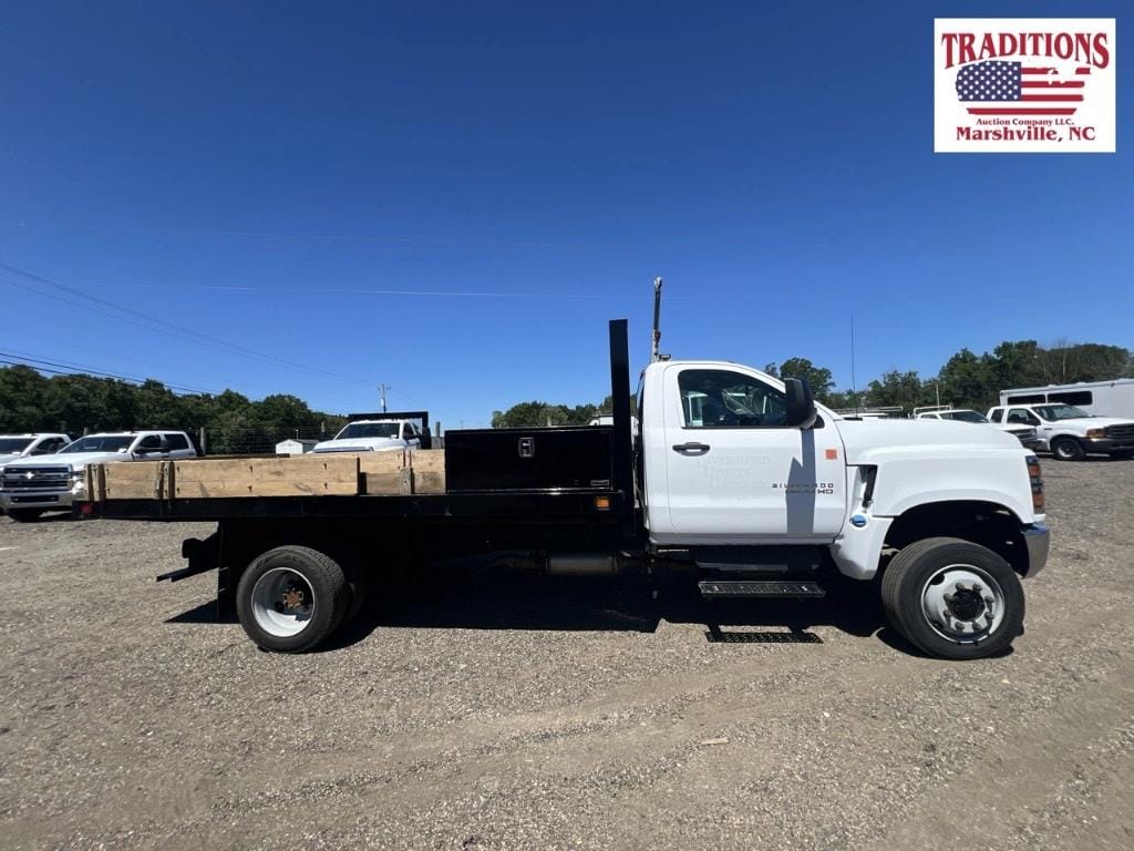 2023 Chevrolet 5500HD Equipment Image0