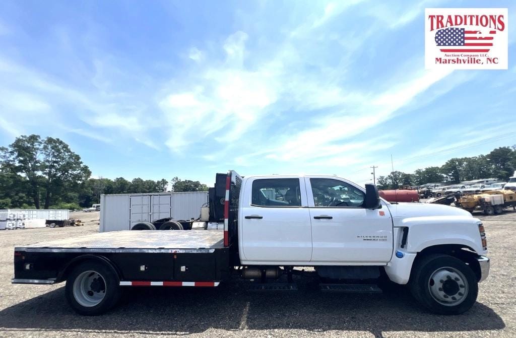 2023 Chevrolet 5500HD Equipment Image0